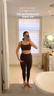 Haley Bennett feet photo thumbnail