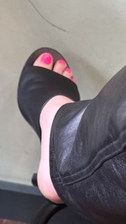 Haley Bennett feet photo thumbnail