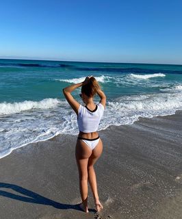 Haley Kalil feet photo thumbnail