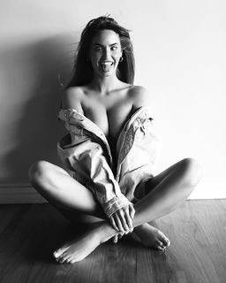 Haley Kalil feet photo thumbnail