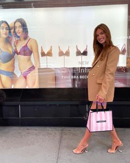 Haley Kalil feet photo thumbnail