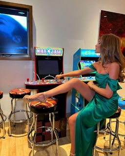 Haley Kalil feet photo thumbnail