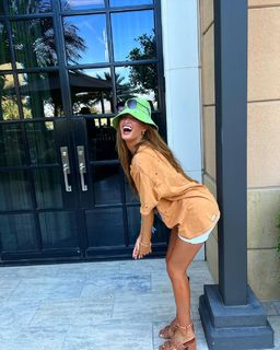 Haley Kalil feet photo thumbnail