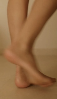 Haley Kalil feet photo thumbnail