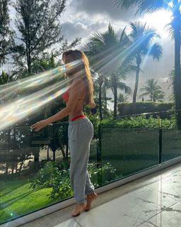 Haley Kalil feet photo thumbnail