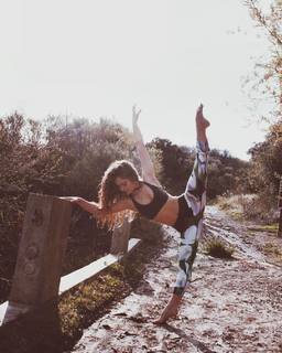 Haley Lu Richardson feet photo thumbnail