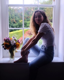 Haley Lu Richardson feet photo thumbnail