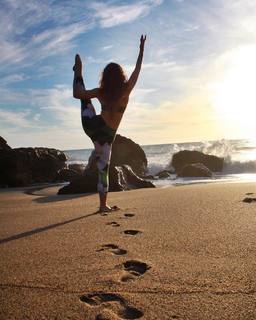 Haley Lu Richardson feet photo thumbnail