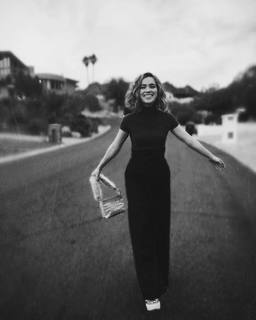 Haley Lu Richardson feet photo thumbnail