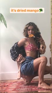 Haley Lu Richardson feet photo thumbnail