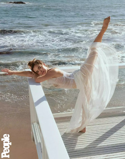 Haley Lu Richardson feet photo thumbnail