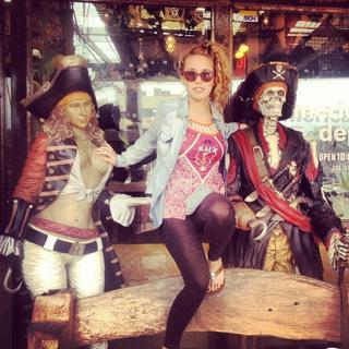 Haley Reinhart feet photo thumbnail