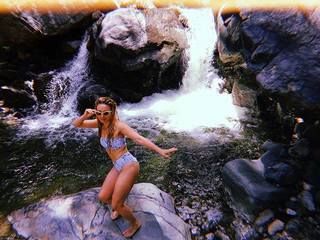 Haley Reinhart feet photo thumbnail