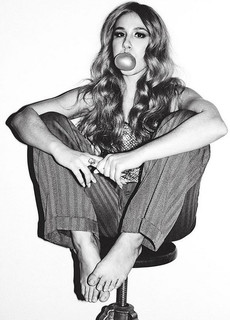 Haley Reinhart feet photo thumbnail