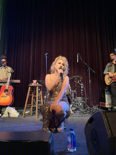 Haley Reinhart feet photo thumbnail
