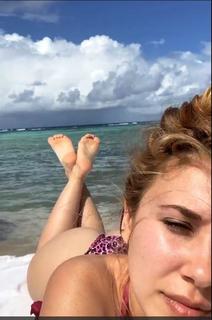 Haley Reinhart feet photo thumbnail