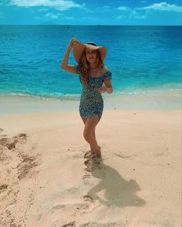 Haley Reinhart feet photo thumbnail