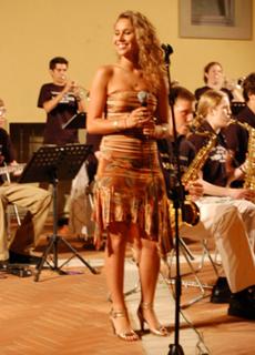 Haley Reinhart feet photo thumbnail