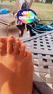 Haley Reinhart feet photo thumbnail
