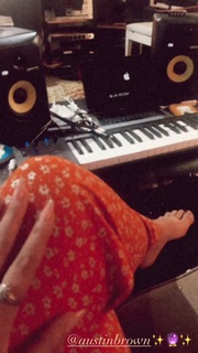 Haley Reinhart feet photo thumbnail