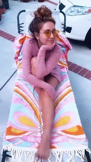 Haley Reinhart feet photo thumbnail
