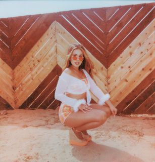 Haley Reinhart feet photo thumbnail