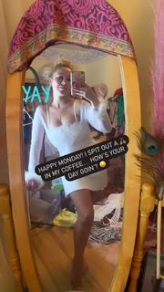 Haley Reinhart feet photo thumbnail