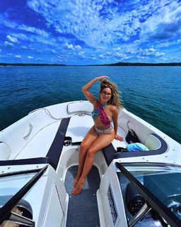 Haley Reinhart feet photo thumbnail