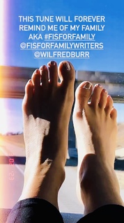 Haley Reinhart feet photo thumbnail