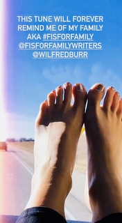 Haley Reinhart feet photo thumbnail
