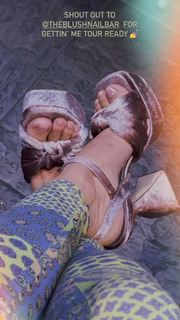 Haley Reinhart feet photo thumbnail