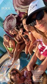 Haley Reinhart feet photo thumbnail