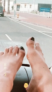 Haley Reinhart feet photo thumbnail