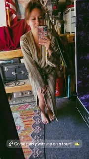 Haley Reinhart feet photo thumbnail