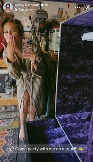 Haley Reinhart feet photo thumbnail