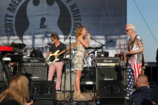 Haley Reinhart feet photo thumbnail