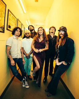 Haley Reinhart feet photo thumbnail