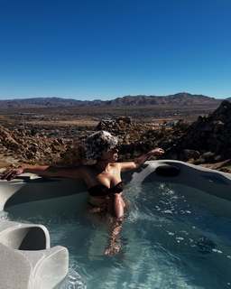 Haley Reinhart feet photo thumbnail