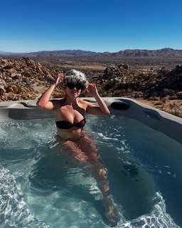 Haley Reinhart feet photo thumbnail