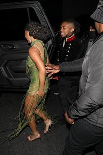 Halle Bailey feet photo thumbnail