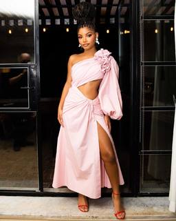 Halle Bailey feet photo thumbnail