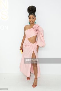 Halle Bailey feet photo thumbnail