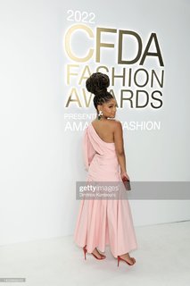 Halle Bailey feet photo thumbnail