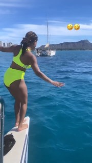 Halle Bailey feet photo thumbnail