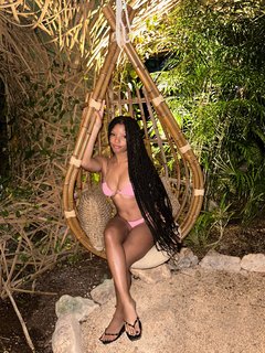 Halle Bailey feet photo thumbnail