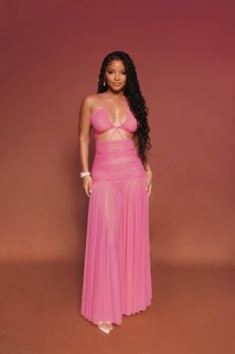 Halle Bailey feet photo thumbnail