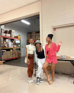 Halle Bailey feet photo thumbnail