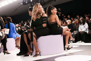 Halle Bailey feet photo thumbnail
