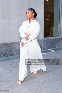 Halle Bailey feet photo thumbnail