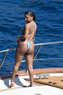 Halle Bailey feet photo thumbnail